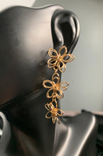 Load image into Gallery viewer, 3 Tier Linked Metal Wire Flower Dangle Earrings
